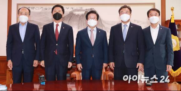 박병석 국회의장(가운데)이 28일 오전 서울 여의도 국회 의장실에서 여야 원내대표와 기념촬영을 하고 있다. 왼쪽부터 추경호 국민의힘 원내수석부대표, 김기현 원내대표, 박 의장, 윤호중 더불어민주당 원내대표, 한병도 원내수석부대표.