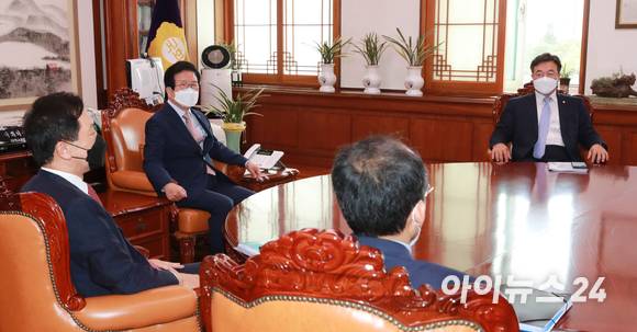 박병석 국회의장(왼쪽 두번째)이 28일 오전 서울 여의도 국회 의장실에서 여야 원내대표와 대화를 나누고 있다. 왼쪽부터 김기현 국민의힘 원내대표, 박 의장, 윤호중 더불어민주당 원내대표.