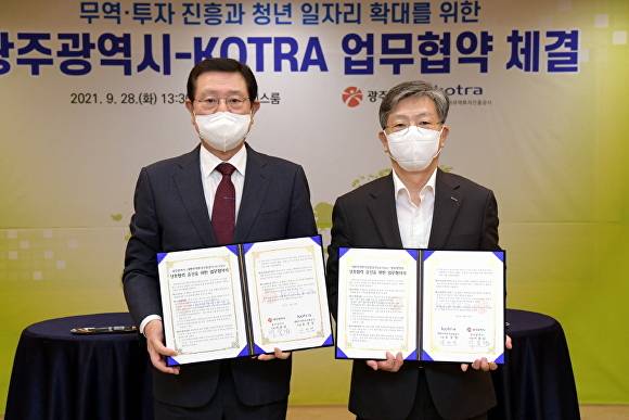 이용섭 광주광역시장(왼쪽)이 28일 오후 시청 비즈니스룸에서 유정열 코트라 사장과 무역·투자 진흥과 청년 일자리 상호협력 증진 업무협약을 체결한 후 기념촬영을 하고 있다. [사진=광주시]