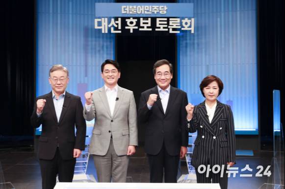 이재명(왼쪽부터), 박용진, 이낙연, 추미애 더불어민주당 대선 경선 후보가 28일 밤 서울 양천구 목동 SBS에서 열린 TV 토론회를 앞두고 기념촬영을 하고 있다.[사진=국회사진취재단]