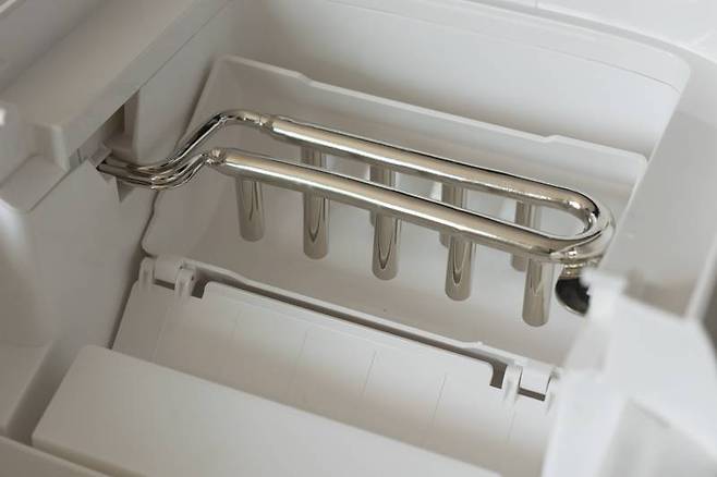 후면 문 내부에 있는 제빙봉, 한 번에 9개의 얼음이 만들어진다. 출처=IT동아