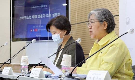 정은경 질병관리청장이 27일 충북 청주시 오송읍 질병청 브리핑실에서 코로나19 4분기 접종계획 및 소아·청소년 접종 관련 전문가 초청 브리핑을 하고 있다.  왼쪽은 최은하 예방접종전문위원회 위원장(서울대 어린이병원 소아청소년과 교수). 뉴스1