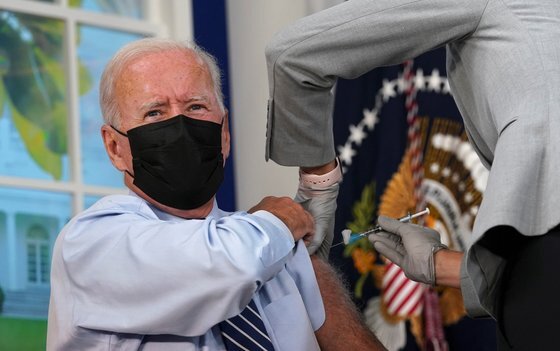 조 바이든 미국 대통령이 27일 코로나19 백신 부스터 샷을 맞고 있다. [로이터=연합뉴스]