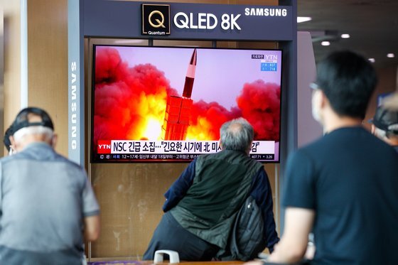 8일 서울역에서 시민들이 북한 단거리 미사일 발사 관련 뉴스를 시청하고 있다. 북한은 이날 오전 6시40분쯤 북한 자강로 무평리 일대에서 '단거리 미사일'로 추정되는 발사체 1발을 동해상을 향해 쐈다. 뉴스1