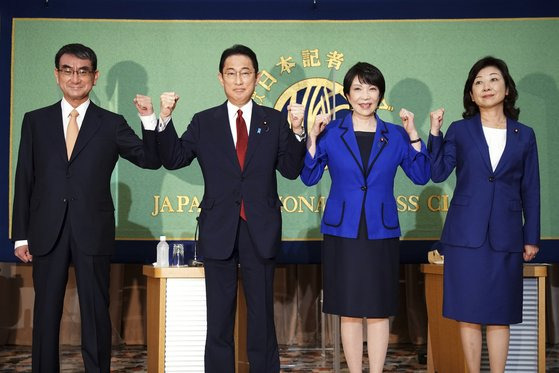 지난 18일 일본기자협회가 주최한 자민당 총재 선거 후보 토론회에 참석한 고노 다로 행정개혁담당상, 기시다 후미오 전 정조회장, 다카이치 사나에 전 총무상, 노다 세이코 자민당 간사장 대행(왼쪽부터). [AP=연합뉴스]