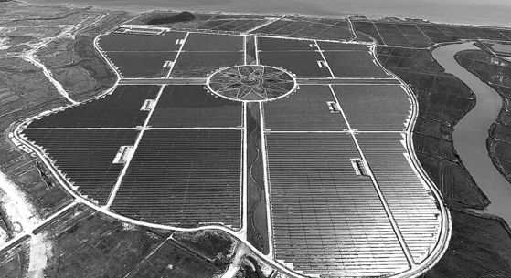 지난해 6월 준공된 솔라시도 태양광발전소. 국내 최대 규모인 98MW급의 태양광 발전설비와 세계 최대 용량인 306MWh급의 에너지 저장 장치(ESS)를 갖췄다. 연합뉴스