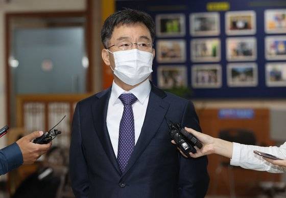 경기 성남시 대장동 개발사업에서 특혜를 받은 의혹이 제기된 화천대유자산관리(화천대유)의 최대 주주 김만배 씨가 27일 오후 참고인 신분으로 조사를 마치고 서울 용산경찰서를 나서며 취재진 질문에 답하고 있다. 연합뉴스