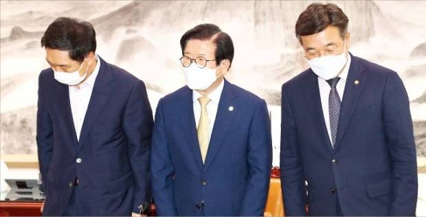 < 朴의장 주재 ‘언론법 담판’ > 윤호중 더불어민주당 원내대표(오른쪽)와 김기현 국민의힘 원내대표(왼쪽)가 27일 국회에서 박병석 국회의장 주재로 언론중재법 협상을 위해 만나고 있다.  김범준 기자