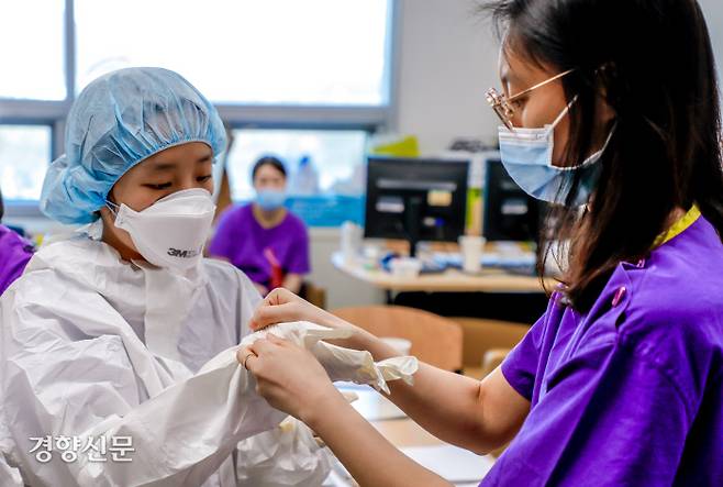 대구 경북 지역에서 코로나19 확진 판정을 받고 서울의료원으로 이송돼 치료중인 중증장애인 5명을 돌보는 간호사들이 16일 레벨D 방호복을 입는 연습을 하고 있다.  / 이석우 기자