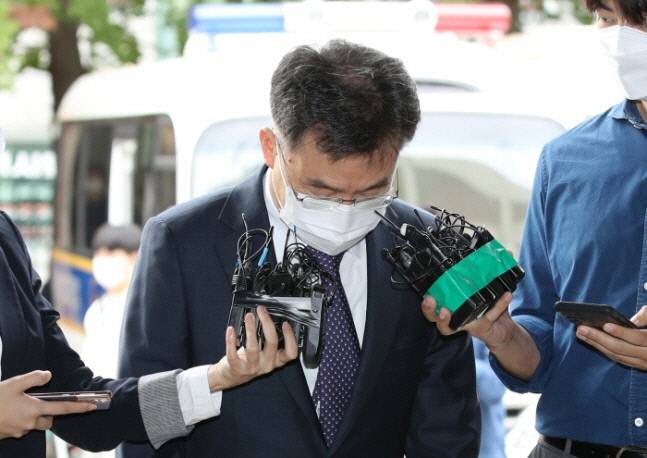 검찰과 경찰이 경기 성남시 대장동 개발사업 관련 의혹 수사를 본격화하고 있지만 효율성과 공정성 제고 등을 위한 방안 마련도 요구된다. 사진은 화천대유자산관리(화천대유)의 최대 주주 김만배씨가 지난 27일 참고인 신분으로 조사받기 위해 서울 용산경찰서로 들어서며 고개숙여 인사하는 장면이다. 연합뉴스