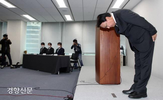 지난해 10월22일 박근희 CJ대한통운 대표이사가 서울 중구 태평로빌딩에서 잇따른 택배기사 사망에 대해 사과하고 있다. CJ대한통운은 택배기사들과 직접 화물운송에 관한 계약을 맺지 않았다며 노동조건 개선과 관련한 택배노조의 교섭 요구를 받아들이지 않고 있다. 경향신문 자료사진