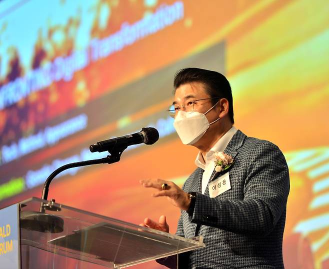 Shinhan Financial Group’s Chief Digital Officer Sunny Yi speaks during The Korea Herald Finance and Investment Forum at Four Seasons Hotel in Seoul on Tuesday. (Park Hyun-koo/ The Korea Herald)