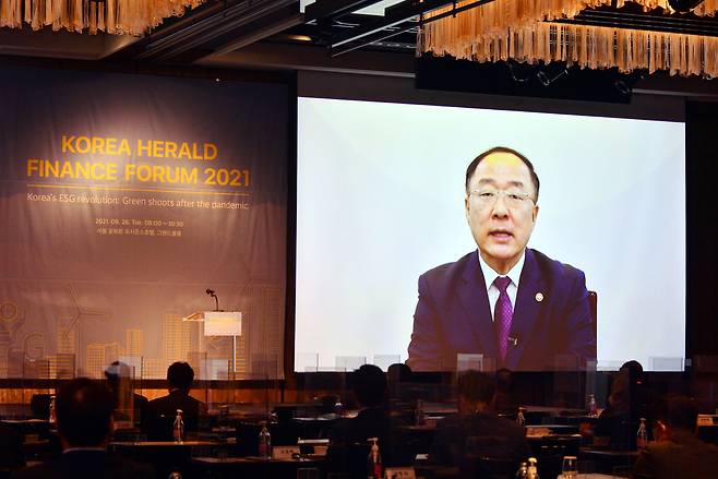 Deputy Prime Minister and Finance Minister Hong Nam-ki delivers his congratulatory speech at the second Korea Herald Finance and Investment Forum in Seoul on Tuesday. (Park Hyun-koo/ The Korea Herald)