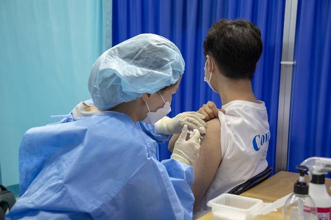 영주 백신접종센터에서 한 시민이 코로나19 바이러스 예방접종을 받고 있다. (영주시 제공) 201.09.28