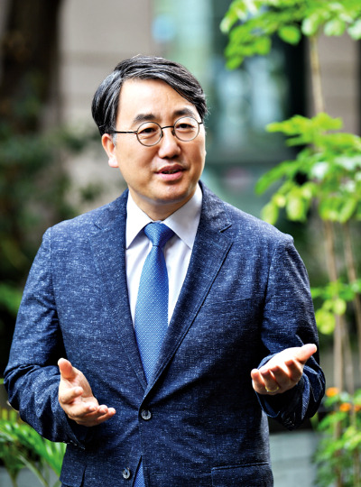 길성운 성복중앙교회 목사가 지난 23일 서울 성북구 교회에서 성도들을 세상 속 빛과 소금으로 세우는 비전을 설명하고 있다.  신석현 인턴기자