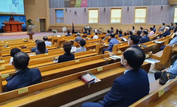 김지연 한국가족보건협회 대표가 26일 대전 금산장로교회에서 열린 ‘대전 CE(전국기독청장년면려회) 평등법 반대 세미나’에서 종교교육의 자유를 침해하는 평등법안의 문제점을 설명하고 있다.