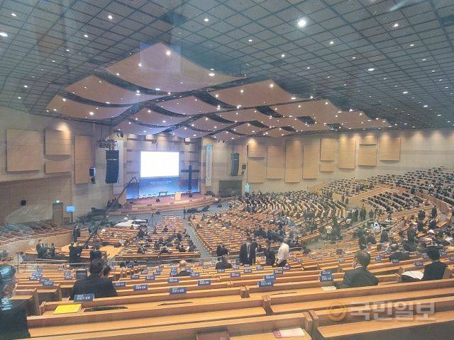 코로나19 백신 2차 접종을 완료한 예장통합 총대들이 28일 경기도 한소망교회 본당에 입장하고 있다.