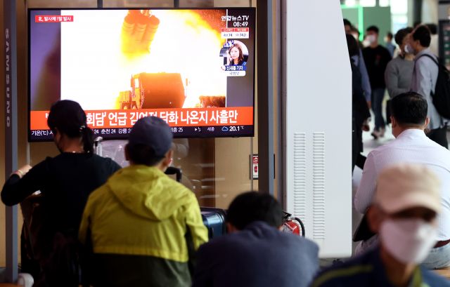 28일 오전 서울역에서 시민들이 북한 발사체 관련 뉴스를 지켜보고 있다. 연합뉴스