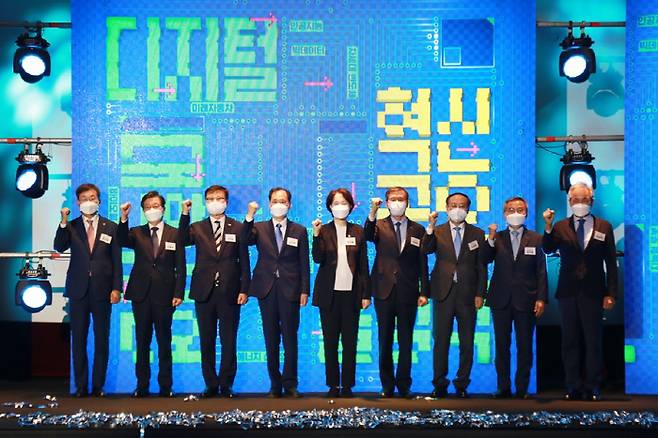 디지털 신기술 인재양성 혁신공유대학사업 출범식이 28일 충남 천안시 단국대에서 개최된 가운데 유은혜 사회부총리(왼쪽 다섯째)이 김수복 단국대 총장(왼쪽 네번째) 등 혁신공유대학 주관대학 총장들과 기념사진을 찍고 있다. [사진 = 단국대]