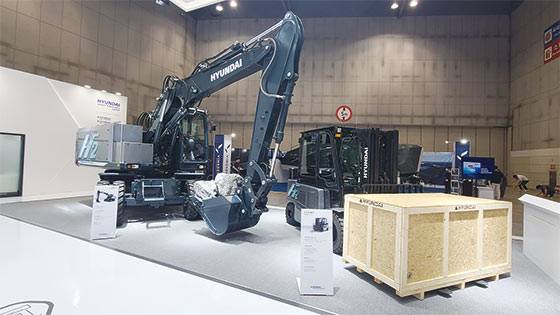 현대중공업은 수소 엔진을 활용한 중장비 기기를 공개했다. <반진욱 기자>