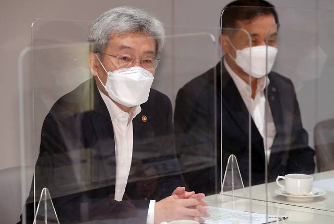 고승범 금융위원장(사진 왼쪽)이 28일 서울 중구 은행연합회 뱅커스클럽에서 진행된 정책금융기관장 간담회에서 이동걸 KDB산업은행 회장, 윤종원 IBK기업은행장, 방문규 수출입은행장, 윤대희 신용보증기금 이사장, 최준우 한국주택금융공사 사장, 문성유 한국자산관리공사(캠코) 사장, 위성백 예금보험공사 사장, 이계문 서민금융진흥원장 등 정책금융기관장과 간담회를 열고 정책모기지 운영, 중소기업·소상공인 지원 등 주요 현안에 대해 다양한 의견을 논의했다. /사진제공=금융위