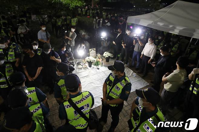 지난 16일 오후 서울 영등포구 국회의사당역 3번출구 앞에 코로나19 장기화에 따른 정부의 영업제한으로 생활고에 시달려 극단선택을 한 자영업자를 추모하기 위한 임시분향소가 마련돼 자영업자들의 추모행렬이 이어지고 있다 /사진=뉴스1