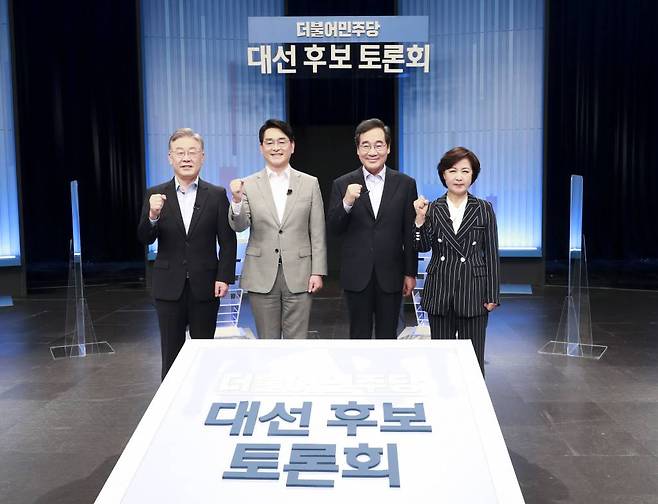 [서울=뉴시스] 국회사진기자단 = 이재명(왼쪽부터), 박용진, 이낙연, 추미애 더불어민주당 대선 경선 후보가 28일 밤 서울 양천구 목동 SBS에서 열린 TV 토론회를 앞두고 기념촬영을 하고 있다. 2021.09.28.
