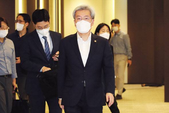 고승범 금융위원회 위원장이 28일 오전 서울 중구 은행연합회에서 열린 정책금융기관장 간담회장소에 들어서고 있다. [연합]