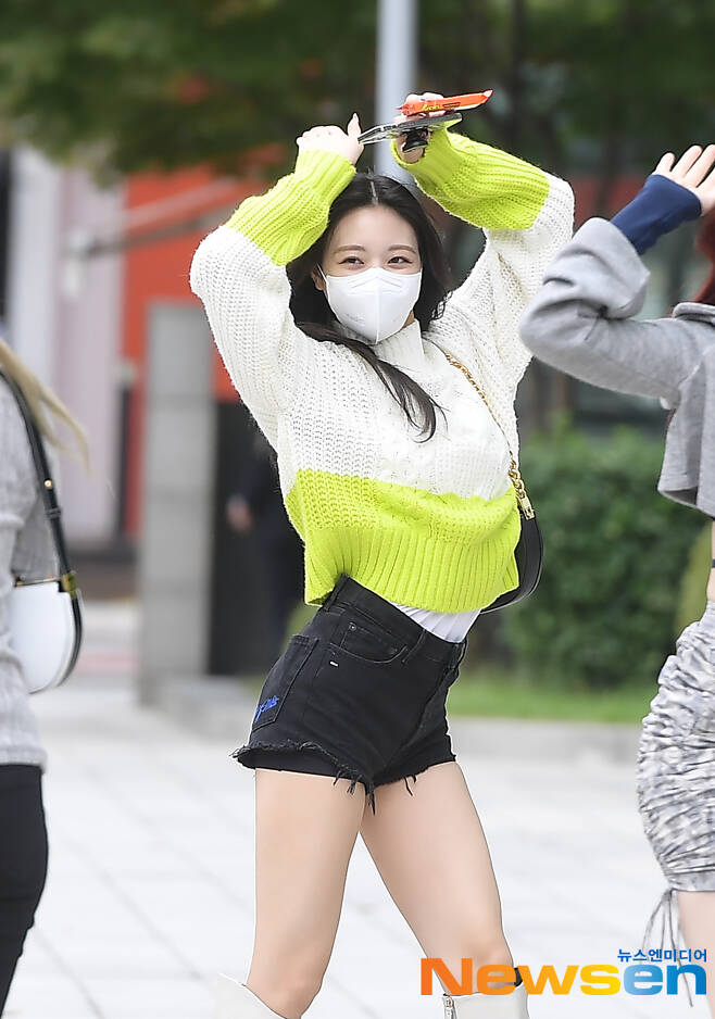 Girl group ITZY (ITZY/Yezi, Lia, Ryu Jin, Chae Ryeong, Yuna) leaves SBS Mokdong office building in Yangcheon-gu, Seoul after completing SBS Power FM Choi Hwa-jeongs Power Time radio on the afternoon of September 28.