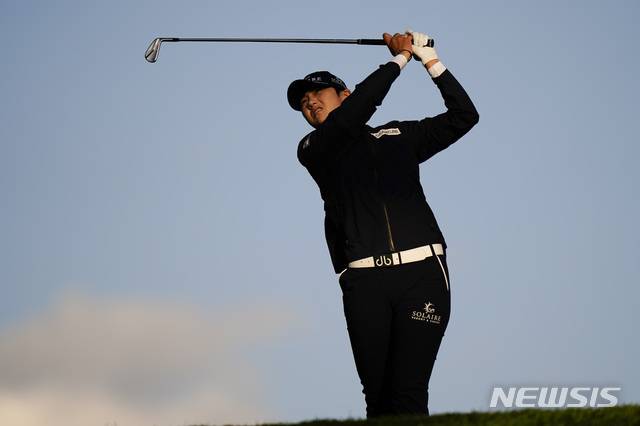 [뉴타운스퀘어=AP/뉴시스]박성현이 8일(현지시간) 미 펜실베이니아주 뉴타운 스퀘어의 애러니밍크GC에서 열린 KPMG 위민스 PGA 챔피언십 1라운드 8번 홀에서 티샷하고 있다. 박성현은 첫날 1오버파로 김세영, 지은희 등과 공동 26위에 이름을 올렸다. 2020.10.09.