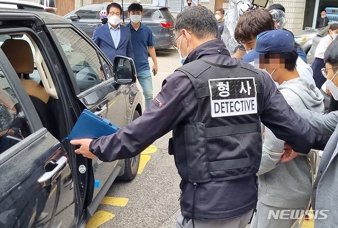 [의정부=뉴시스] 송주현 기자 = 의정부교도소 입감을 앞두고 수갑을 찬 채 도주한 뒤 28시간만에 자수한 20대 A씨가 28일 오전 의정부지법에서 열린 구속 전 피의자심문(영장실질심사)을 마치고 법원 현관을 나오고 있다. 2021.09.28. atia@newsis.com