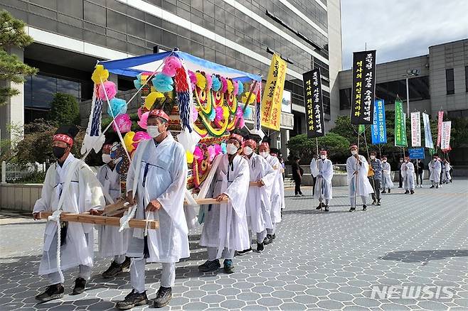 [충주=뉴시스] 이병찬 기자 = 충북선 고속화철도 비상대책위원회가 28일 충주시청 앞에서 노선 변경을 요구하는 상위 시위를 하고 있다. 2021.09.28. bclee@newsis.com