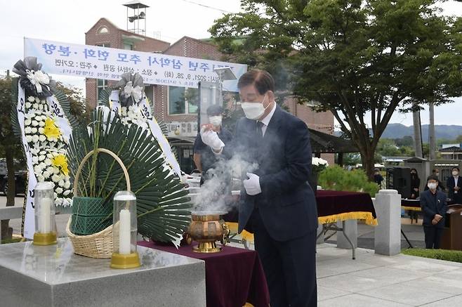 제71주년 삼학사 추모 헌화·분향 행사에서 황선봉 예산군수가 분향하고 있다 *재판매 및 DB 금지