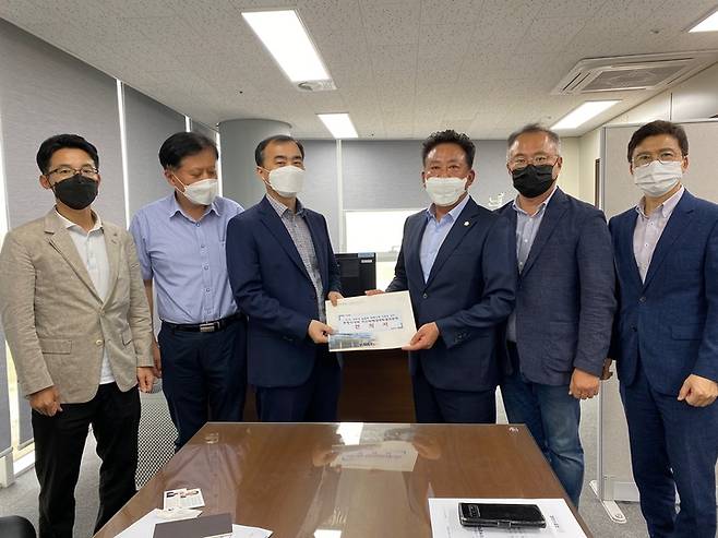 [포항=뉴시스] 강진구 기자 = 경북 포항시의회 지진피해대책특별위원회(위원장 백강훈)는 28일 오후 세종시 국무조정실 포항지진피해지원단을 방문해 특별법 제정 취지를 감안해 실질적인 피해구제를 위해 끝까지 노력해 줄 것을 요청했다.(사진=포항시의회 제공) 2021.09.28.photo@newsis.com *재판매 및 DB 금지