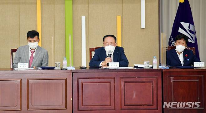 [부산=뉴시스] 하경민 기자 = 홍문기(가운데) 한진중공업 대표이사 28일 오후 부산 연제구 부산시청에서 열린 한진중공업 경영 정상화를 위한 협약식에 참석해 인사말을 하고 있다. 2021.09.28. yulnetphoto@newsis.com