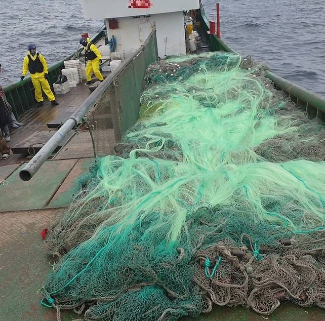[신안=뉴시스] 김혜인 기자 = 목포해양경찰서는 28일 해상에서 망목 규정을 위반한 채 조업한 혐의로 98t급 중국 어선 A호(승선원 14명)를 나포했다고 밝혔다. 해경이 망목 규정보다 작은 어망을 살피고 있다. (사진=목포해경 제공) 2021.09.28.photo@newsis.com *재판매 및 DB 금지