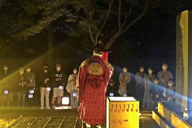 지난 6월 전북 전주한옥마을 경기전에서 열린 전주문화재야행 '왕과의 산책' 모습. 전주시 제공