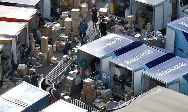 지난 9일 서울 시내 한 택배 물류센터에서 택배 노동자들이 물품을 분류해 트럭에 싣고 있다. 하상윤 기자