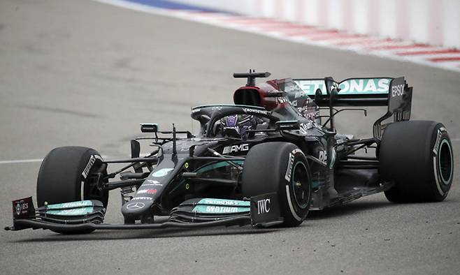 루이스 해밀턴이 27일 러시아 크라스노다르 크라이의 소치 아우토드롬에서 끝난 2021 러시아 그랑프리 결승에서 레이스를 펼치고 있다. 그는 이 경기에서 우승하며 통산 100승을 달성했다. 크라스노다르=TASS연합뉴스