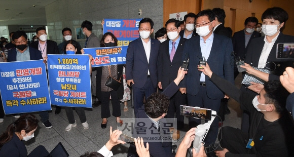 국민의힘 ‘대장동 게이트 특위’ 활동  - 국민의힘 ‘이재명 경기지사 대장동 게이트’ 진상조사 특별위원회 이헌승(오른쪽 두 번째) 위원장이 27일 경기 성남시청에서 시 관계자들과 면담을 마친 뒤 취재진 질문에 답하고 있다.김명국 선임기자 daunso@seoul.co.kr