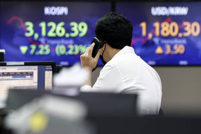 코스피가 약세로 출발한 27일 오전 서울 중구 하나은행 딜링룸에서 딜러가 업무를 보고 있다. /사진=연합뉴스