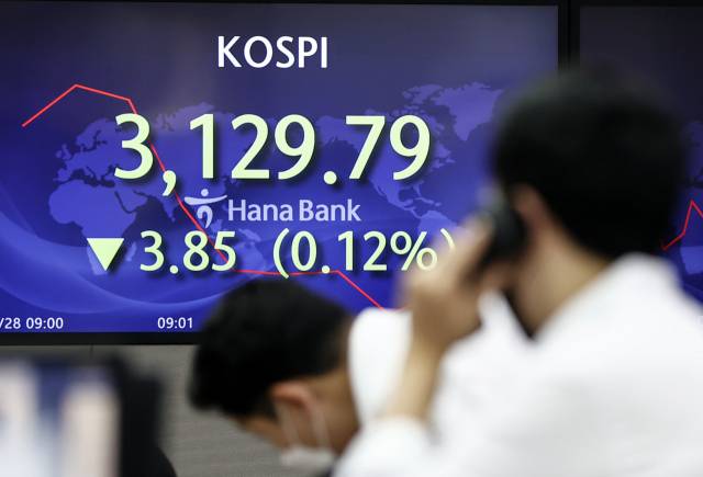 27일 오전 서울 중구 하나은행 딜링룸에서 딜러가 업무를 보고 있다./사진=연합뉴스