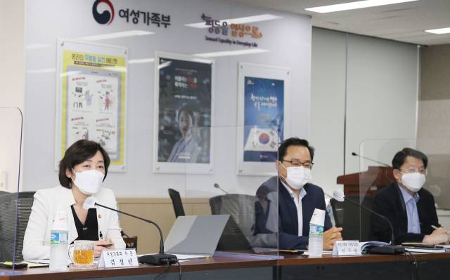 김경선 여성가족부 차관(왼쪽)이 지난달 30일 정부서울청사에서 열린 자체규제개혁위원회에서 셧다운제 개선 및 게임 과몰입으로부터의 청소년 보호 방안에 대해 논의하고 있다. /연합뉴스