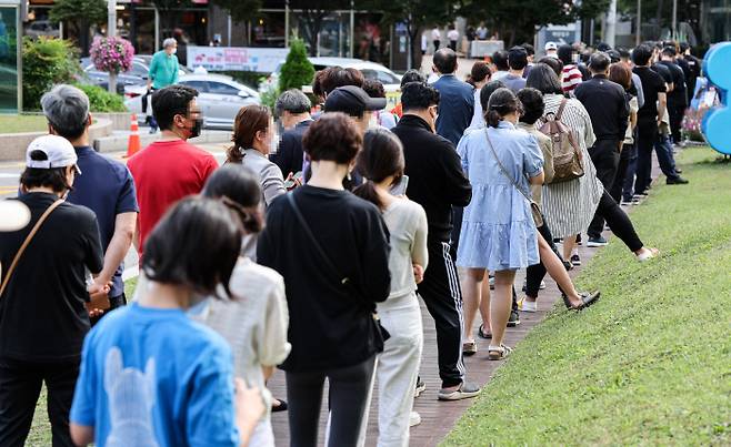 27일 서울 송파구 송파구보건소 코로나19 선별진료소에서 시민들이 검사를 받기 위해 대기하고 있다. 연합뉴스