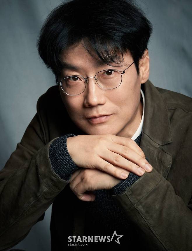 넷플릭스 오리지널 드라마 '오징어게임' 황동혁 감독이 28일 오전 진행된 온라인 라운드 인터뷰를 위해 포즈를 취하고 있다. 456억 원의 상금이 걸린 의문의 서바이벌에 참가한 사람들이 최후의 승자가 되기 위해 목숨을 걸고 극한의 게임에 도전하는 이야기를 담은 '오징어게임'은 넷플릭스 전세계 TV 프로그램 부문에서 1위를 차지하며 글로벌 인기를 누리고 있다. /사진제공=넷플릭스 2021.09.28 /사진=이동훈 기자 photoguy@