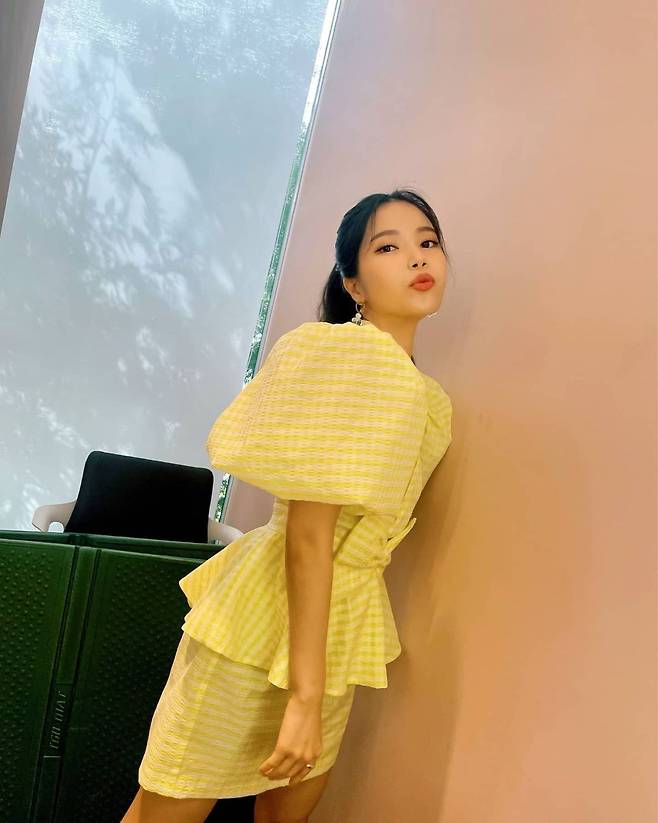 MAMAMOO Sola has emanated a fairy beauty.On the 28th, Sola posted two photos on his instagram with an article entitled The damage of the person who did not see the first broadcast of Pungryu.Sola in the photo showed off her fresh charm like lemon in a yellow two-piece, and she was attracted to her solid and lined body, and she showed her loveliness with a ribbon point costume.Sola, who posed impassively, laughed with a playful kissing lips.Fans praised it with comments such as It is so beautiful, It is the most attractive, It is beautiful, and It is cute.Meanwhile, MAMAMOO Sola appeared as a judge on JTBCs War of the Wind-Chang-Hip-Hip-Hung Solers, which was first broadcast today (28th), and recently became a landlord by purchasing a Chibi building in Shinchon for 4.5 billion won.