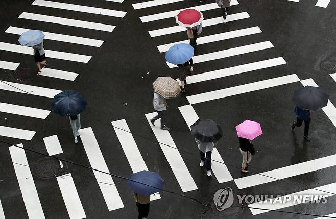 가을비 (서울=연합뉴스) 임헌정 기자 = 굵은 빗방울을 뿌리는 비구름이 해를 가려 잔뜩 흐린 날씨를 보인 7일 오전 서울 중구 거리에서 우산을 쓴 시민들이 길을 걷고 있다. 2021.9.7 kane@yna.co.kr