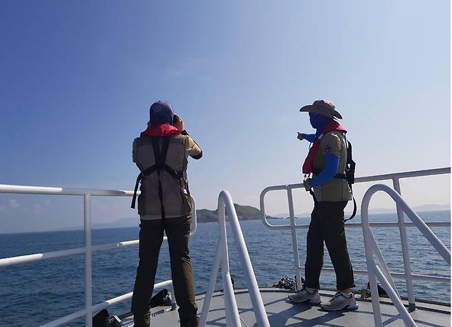 불법 행위 단속 중인 해상국립공원 직원들 [다도해해상국립공원 제공·재판매 및 DB 금지]