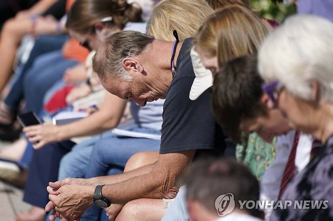 미국 테네시주 슈퍼마켓 총격 사건 다음 날인 지난 24일 콜리어빌 시청에서 주민들이 희생자들을 애도하고 있다. [AP연합뉴스]