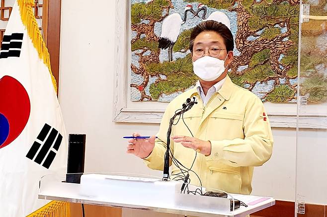 기자간담회 하는 김홍장 당진시장    (당진=연합뉴스) 이은파 기자 = 김홍장 충남 당진시장이 28일 시청 회의실에서 기자회견을 열고 코로나 상생 국민지원금 전 시민 지급 불가 입장을 밝히고 있다.